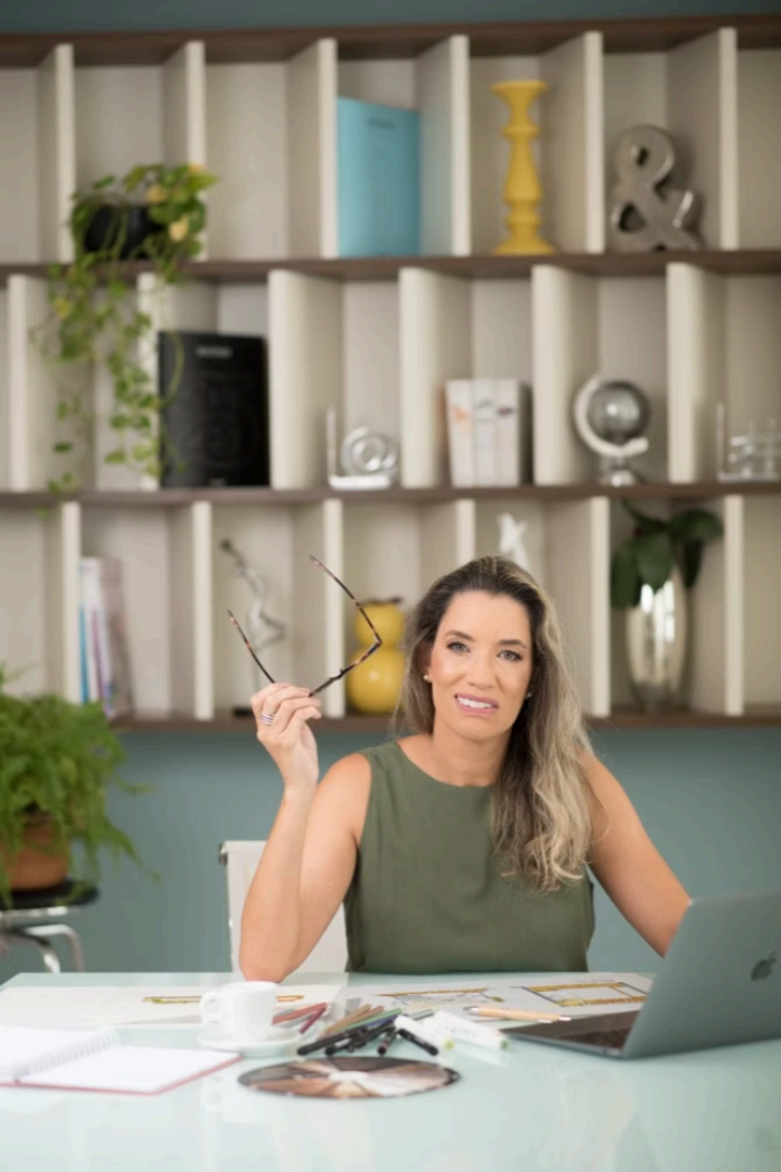 Ana Beatriz Machado, designer de interiores, em seu escritório
