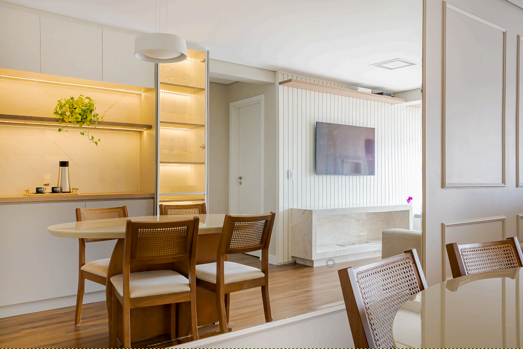 Apartamento Reformado — Social — Dois quartos transformados em um lar funcional, com circulação fluida e paleta neutra.